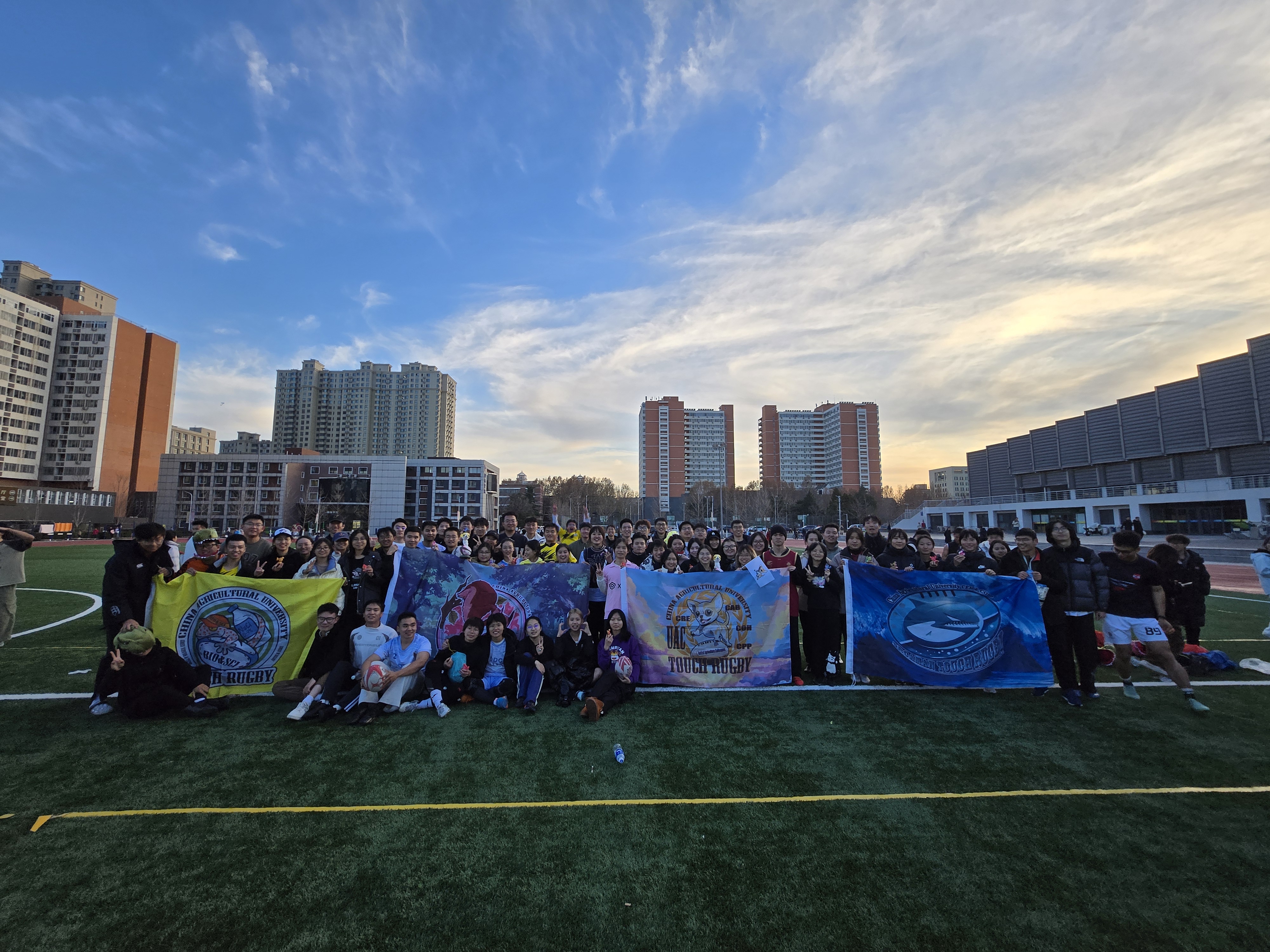 包含体育赛事现场的气氛热烈高涨，精彩连连的词条
