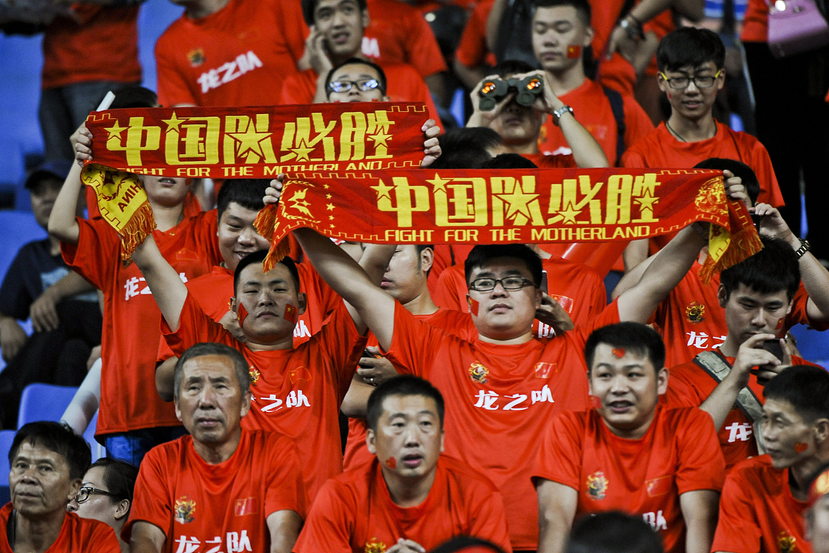 关于中国足球职业赛事全面展开，球队团结一致奋斗的信息