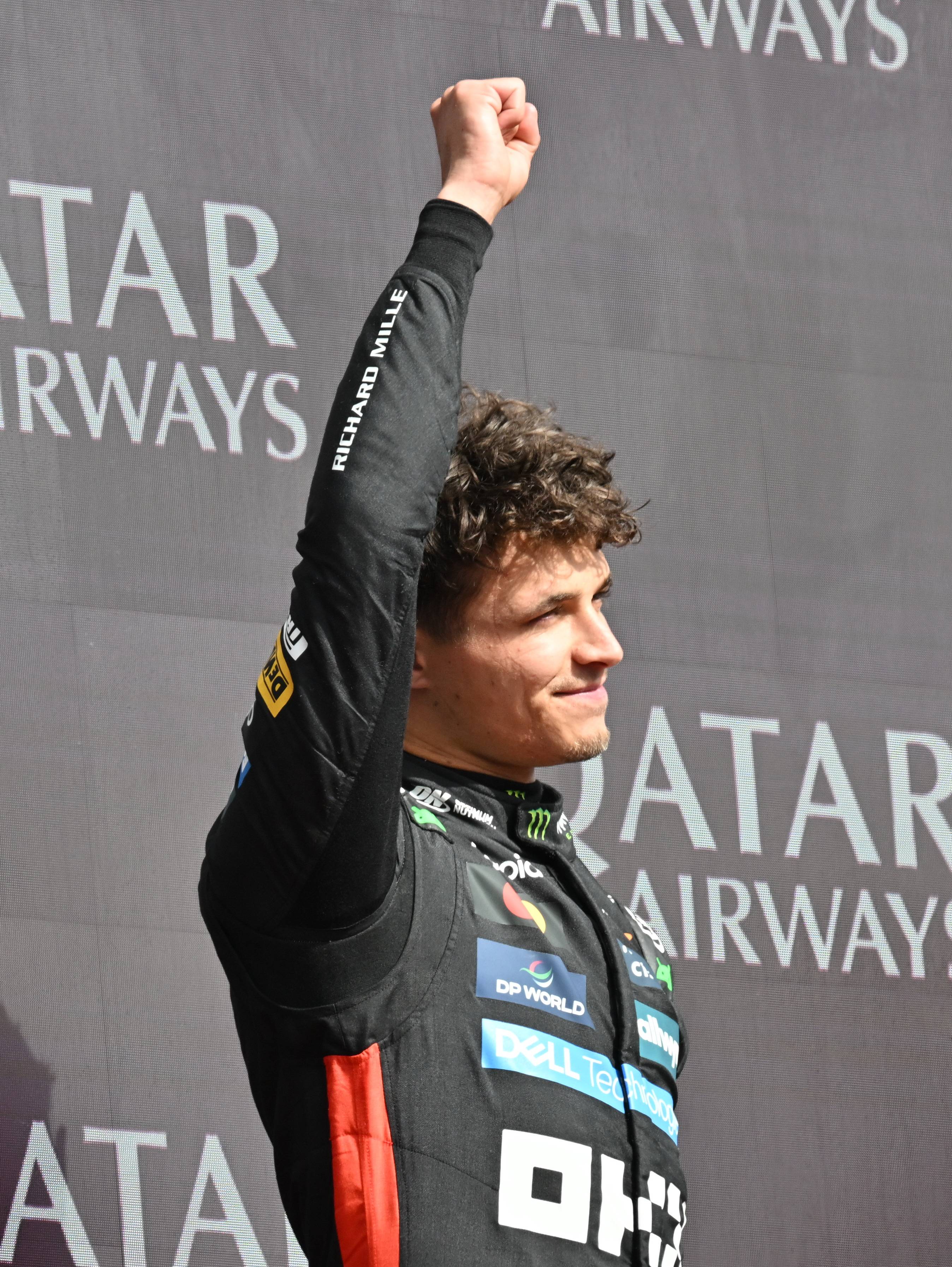 梅赛德斯险胜雷诺车队，诺里斯点燃赛场