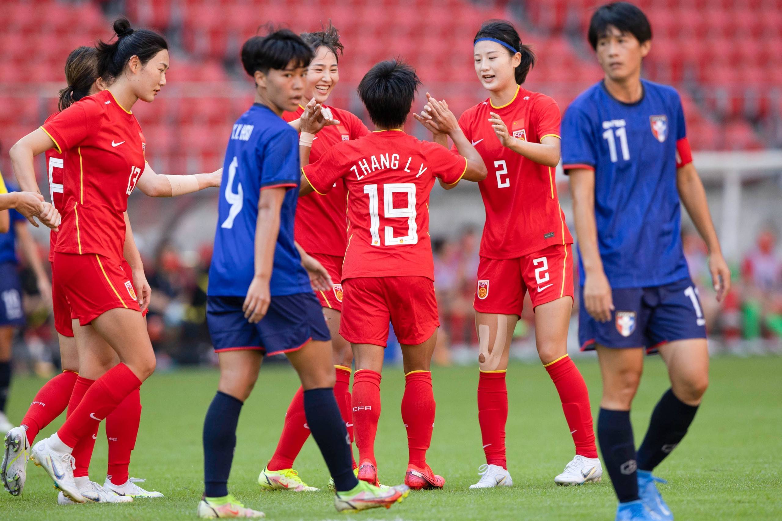 国内女足联赛盛况空前，选手实力出众