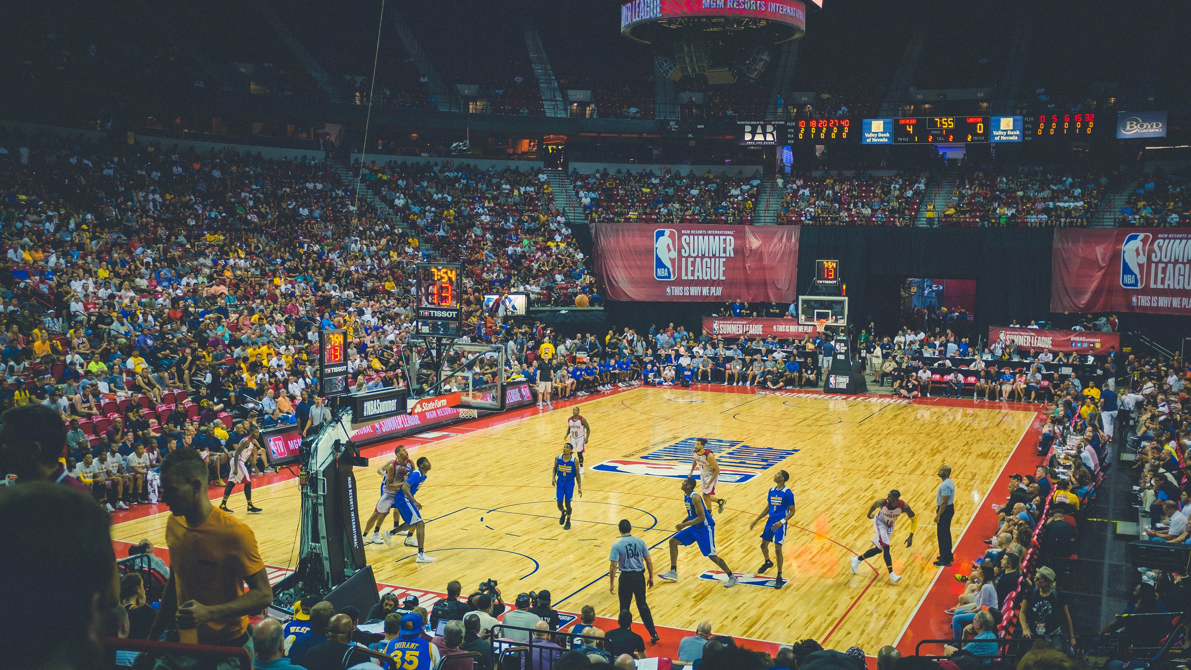 世俱杯分组-布克主宰巅峰之战！广东三军用命击退新疆，大场面先生定律再显灵